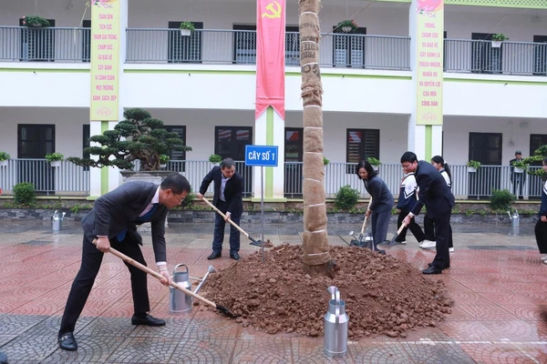 Ngành Giáo dục Hà Nội vận động trồng mới 15.000 cây xanh