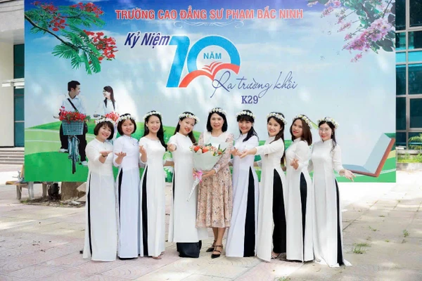 Nhà giáo Nguyễn Thị Dư chia sẻ với các sinh viên ngành mầm non.