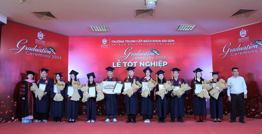 Ban giám hiệu Trường Trung cấp Bách Khoa Sài Gòn trao bằng khen cho tân khoa xuất sắc.