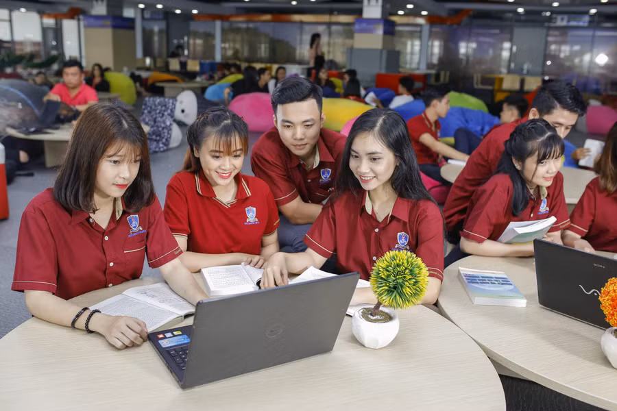 Sinh viên Trường Đại học Nguyễn Tất Thành trong giờ học.