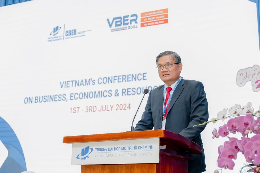 GS.TS Nguyễn Minh Hà- Hiệu trưởng Trường ĐH Mở TPHCM phát biểu tại hội thảo.