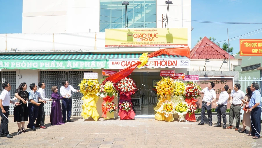 Lãnh đạo Báo cùng các đại biểu làm thủ tục kéo băng Khai trương Văn phòng Đại diện tại khu vực ĐBSCL.