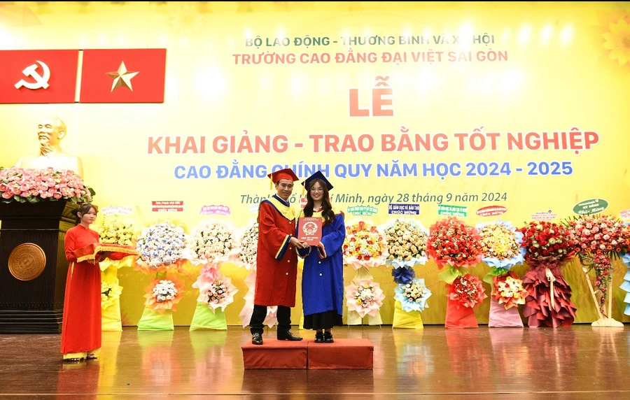 TS Lê Lâm - Hiệu trưởng Trường Cao đẳng Đại Việt Sài Gòn trao bằng tốt nghiệp cho Tân cử nhân, kỹ sư của Nhà trường.