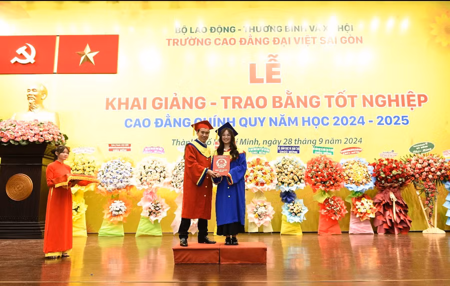 TS Lê Lâm - Hiệu trưởng Trường Cao đẳng Đại Việt Sài Gòn trao bằng tốt nghiệp cho Tân cử nhân, kỹ sư của Nhà trường.