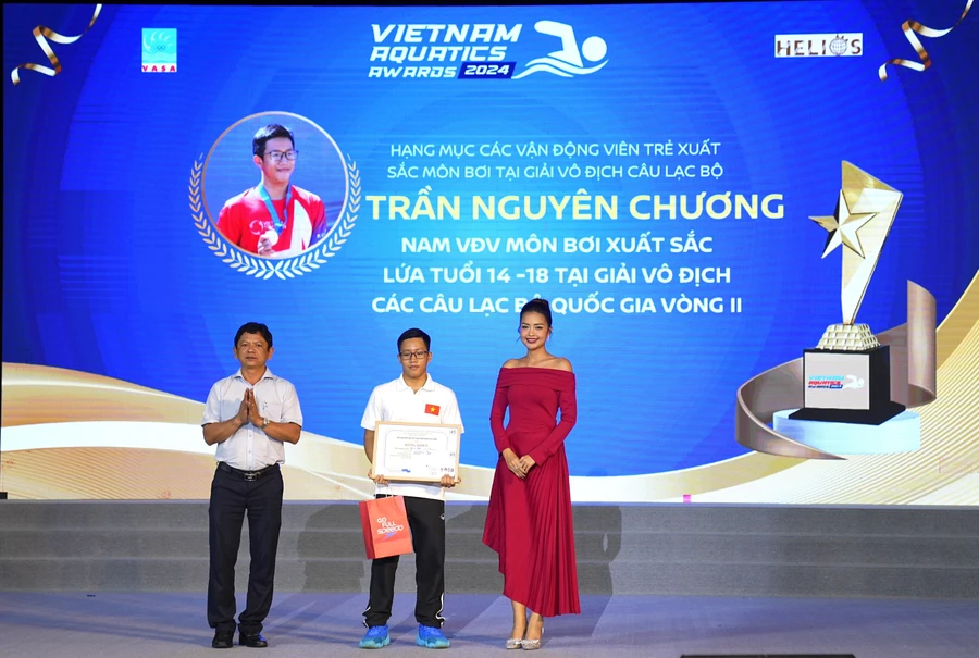 Trần Nguyên Chương - học sinh lớp 10 (chuyên Sinh) Trường Phổ Thông Năng Khiếu Đại học Quốc Gia TPHCM tại lễ vinh danh.