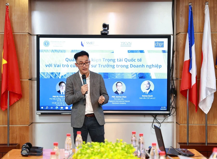 PGS Darius Chan, Phó Giám đốc Học viện Giải quyết Tranh chấp Quốc tế (SMU) trình bày tại hội thảo.