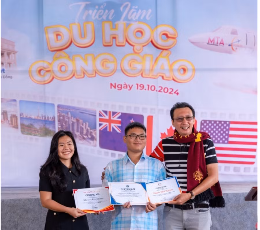 Nguyễn Khôi Nguyên (ở giữa) nhận học bổng từ Quỹ Học Bổng Du Học Công Giáo và trường Valencia Collge (Mỹ).