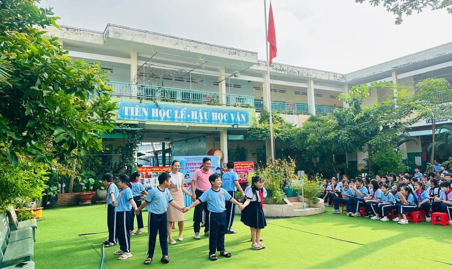 Học sinh và giáo viên Trường Tiểu học Đặng Văn Bất nắm tay nhau tạo thành vòng tròn đoàn kết, ngăn ngừa bạo lực học đường.