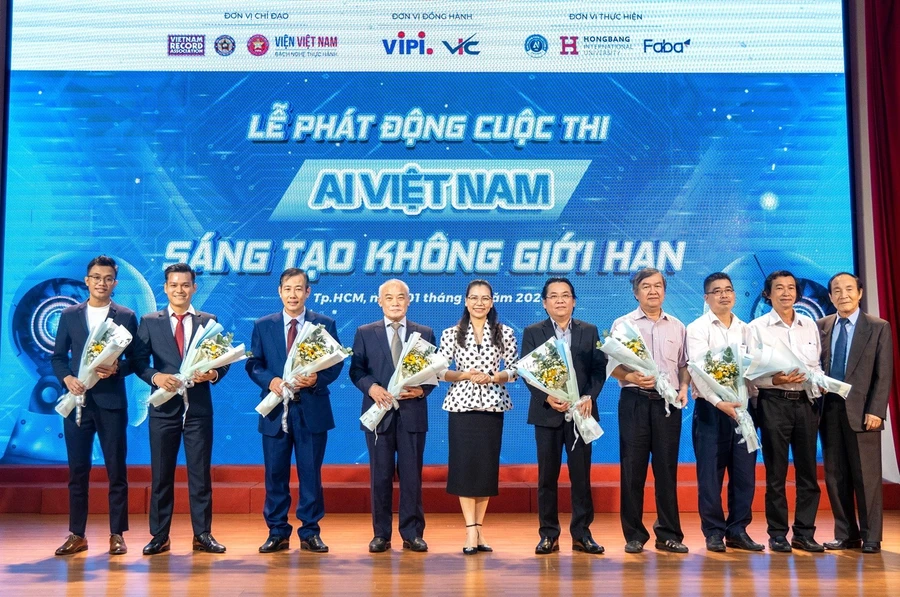 Đại diện Ban Tổ chức, Ban cố vấn và Ban giám khảo cuộc thi tại buổi lễ phát động.