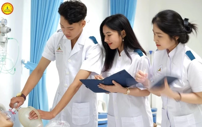 Sinh viên Trường Cao đẳng Đại Việt Sài Gòn trong một giờ học thực hành. 