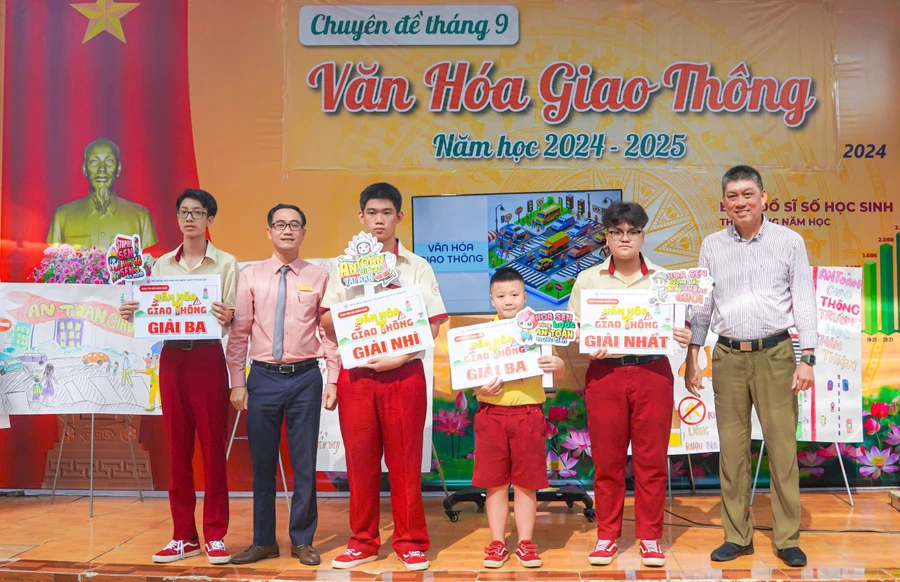 Những đội đoạt giải trong cuộc thi Kiến thức giao thông do trường Hoa Sen, TP Thủ Đức tổ chức sáng ngày 23/9.