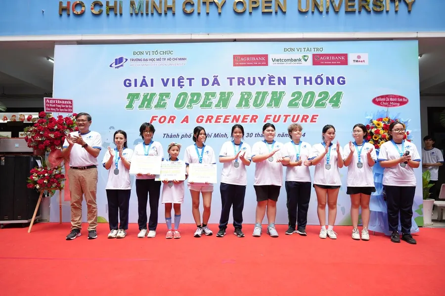 GS Nguyễn Minh Hà- Hiệu trưởng Trường ĐH Mở TPHCM (bìa trái) trao thưởng cho các vận động viên xuất sắc. 