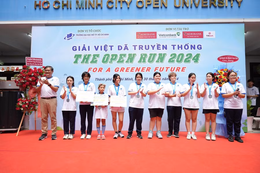 GS Nguyễn Minh Hà- Hiệu trưởng Trường ĐH Mở TPHCM (bìa trái) trao thưởng cho các vận động viên xuất sắc. 