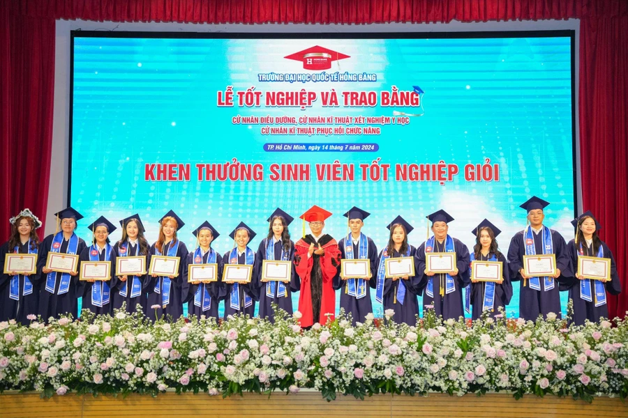 Các tân khoa tốt nghiệp loại giỏi và xuất sắc được vinh danh trong buổi lễ tốt nghiệp.