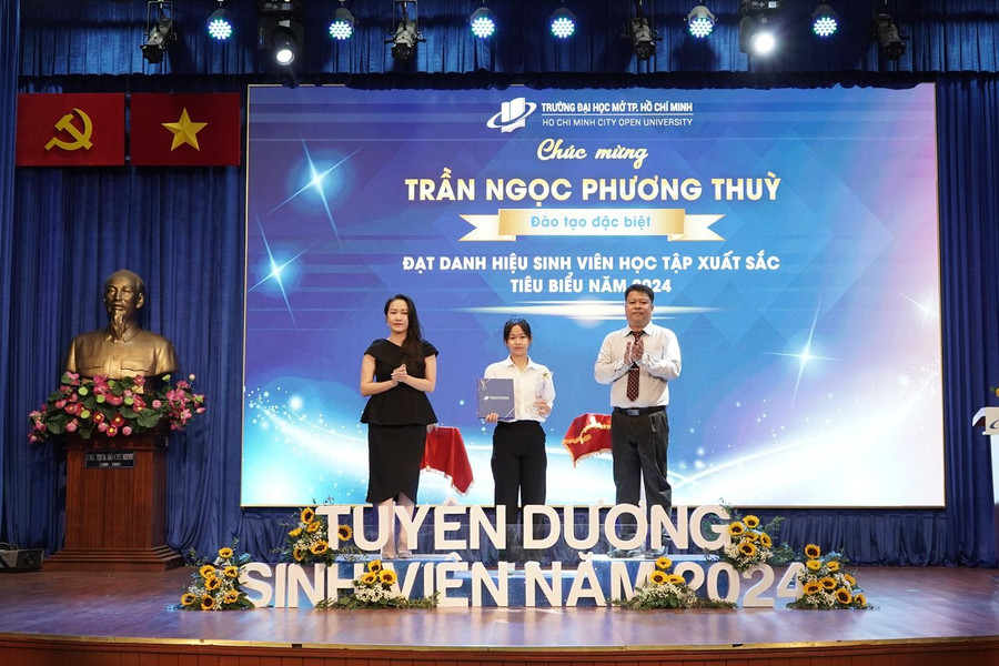 TS Lê Nguyễn Quốc Khang, Phó hiệu trưởng Trường ĐH Mở TPHCM trao thưởng cho sinh viên có thành tích học tập xuất sắc năm 2024.