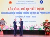 Thứ trưởng Thường trực Bộ GD&ĐT Phạm Ngọc Thưởng trao Quyết định cho PGS.TS Nguyễn Đức Sơn.