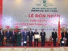 Bộ trưởng Bộ GD&ĐT Nguyễn Kim Sơn thừa ủy quyền của Chủ tịch nước trao Huân chương Lao động hạng Ba cho Trường Đại học Y Dược-Đại học Quốc gia Hà Nội.