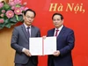 Thủ tướng Phạm Minh Chính trao Quyết định cho Quyền Bộ trưởng Bộ GD&ĐT Hoàng Minh Sơn.