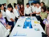 Đại biểu, cán bộ quản lý, giáo viên dự tập huấn tham quan các phòng trưng bày về thí nghiệm các môn học Vật lí, Hóa học, Sinh học, Công nghệ và STEM.
