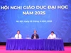 Từ trái qua phải ảnh: Thứ trưởng Nguyễn Văn Phúc, Bộ trưởng Nguyễn Kim Sơn, Vụ trưởng Vụ Giáo dục đại học Nguyễn Tiến Thảo.