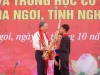 Các em học sinh xã Na Ngoi tặng Tổng Bí thư Tô Lâm khèn và khăn Piêu, nét bản sắc của đồng bào dân tộc thiểu số trên địa bàn. Ảnh: Hồ Lài