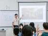 Thầy Phạm Văn Giềng và học sinh trong giờ Lịch sử.