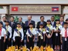 Tổng Bí thư Tô Lâm và các đại biểu chụp ảnh lưu niệm cùng học sinh tại Lễ khởi công xây dựng Trường Hữu nghị Campuchia-Việt Nam.