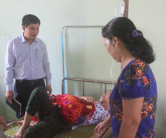 Cán bộ y tế tìm hiểu và điều tra nguyên nhân dẫn đến người dân bị ngộ độc thực phẩm sau bữa tiệc tại nhà hàng.