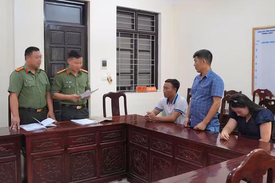Công an đọc lệnh khởi tố Lưu Văn Phong, Đặng Văn Thư và Nguyễn Thị Phúc. (Ảnh: CANA)