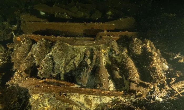 X&aacute;c t&agrave;u đắm chất đầy rượu s&acirc;m panh chưa mở | B&aacute;o Gi&aacute;o dục v&agrave; Thời đại Online