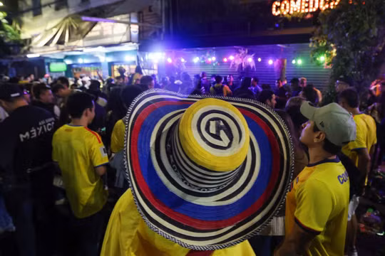 CĐV Colombia 'nhuộm vàng' thành phố Mexico 