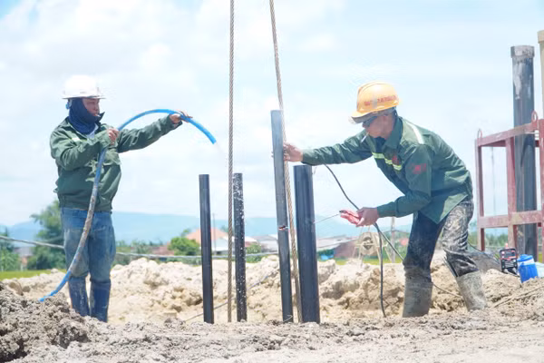 Không quản nắng mưa, các công nhân chia ca thi công ngày, đêm.