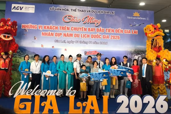 Những du khách đầu tiên và phi hành đoàn trên chuyến bay vào sáng 1/1 được tỉnh Gia Lai chào đón ngay tại sân bay.