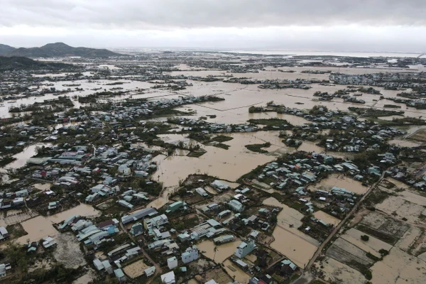 Đợt mưa lớn kéo dài, nước dâng nhanh khiến nhiều khu vực trên địa bàn tỉnh Gia Lai ngập sâu. Đặc biệt, nhiều trường học chìm trong biển nước, hư hỏng nhiều hồ sơ, trang thiết bị.