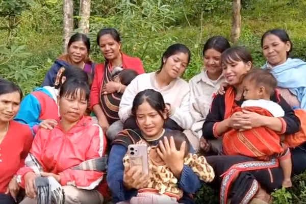 Người dân tranh thủ thời gian trên rẫy xem bài học trên kênh "Bình dân học vụ".