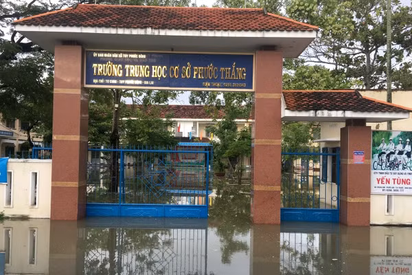 Trường THCS Phước Thắng ngập sâu trong nước.