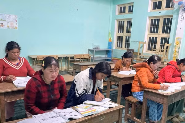 Các học viên từ chưa biết chữ, nay đã biết đọc biết viết.