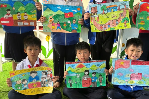 Những bức tranh sinh động của học sinh Xơ Đăng hướng về ngày bầu cử.