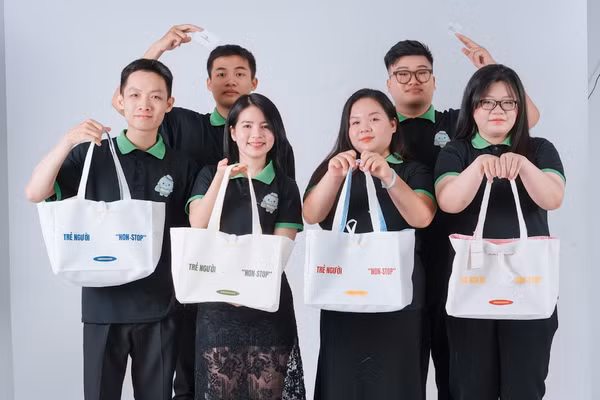 Nhóm sinh viên Trường Đại học FPT Quy Nhơn hiện thực hóa ý tưởng “biến rác thải nhựa thành sản phẩm thời trang”.