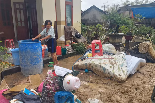 Sau lũ, gia đình bà Nguyễn Thị Ngọc Hương chẳng còn gì ngoài ngổn ngang và những lớp bùn đất.