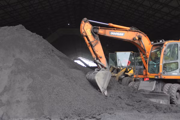 Nhà máy hiện có hai kho than, mỗi kho chứa tối đa 200.000 tấn, đáp ứng nhu cầu dự trữ cho các tổ máy.