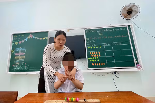 Cô Đặng Thị Xuân Thảnh nhẹ nhàng, kiên nhẫn với học trò đặc biệt.