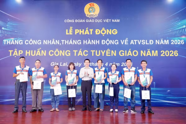 TS Nguyễn Ngọc Ân – Chủ tịch Công đoàn Giáo dục Việt Nam trao quà hỗ trợ cho 10 đoàn viên công đoàn.
