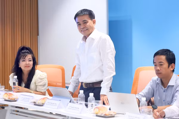 PGS.TS Đoàn Đức Tùng – Hiệu trưởng Trường Đại học Quy Nhơn chia sẻ tại chương trình tọa đàm.