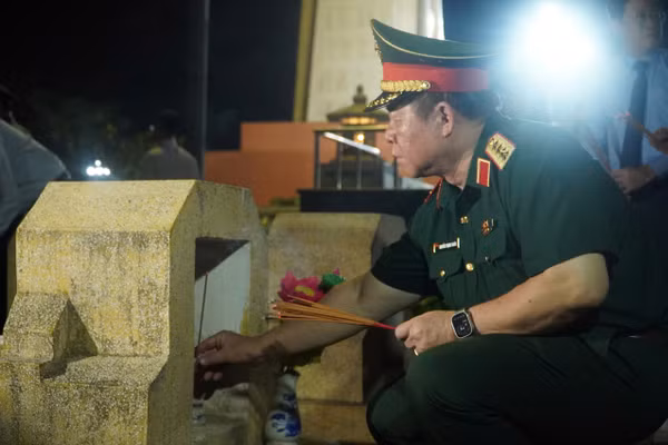 Đại tướng Nguyễn Trọng Nghĩa thắp hương, bày tỏ niềm tiếc thương, tri ân và tưởng nhớ đến anh linh các bậc anh hùng liệt sĩ.