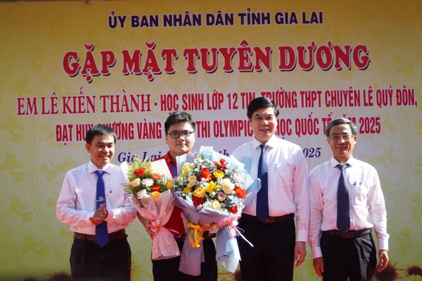 Lãnh đạo UBND tỉnh Gia Lai, Trường Đại học Quy Nhơn khen thưởng học sinh Lê Kiến Thành. Ảnh: Dung Nguyễn.