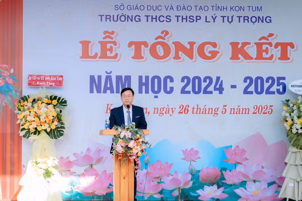 Ông Phạm Đức Phước, Hiệu trưởng Trường THCS Thực hành Sư phạm Lý Tự Trọng tâm đắc với nhóm giải pháp về “Nâng cao năng lực đội ngũ nhà giáo và cán bộ quản lý giáo dục”.