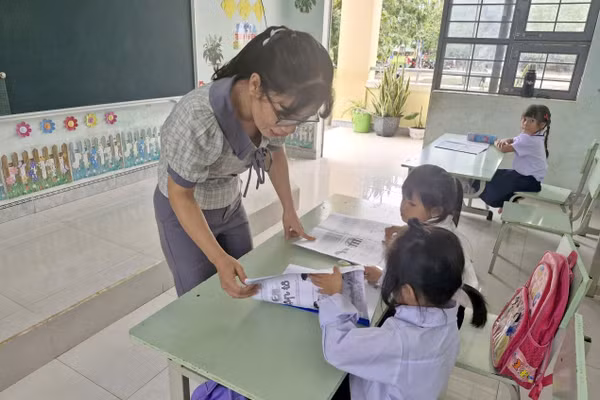 Giáo viên và học sinh ở biên giới Ia Mơ.