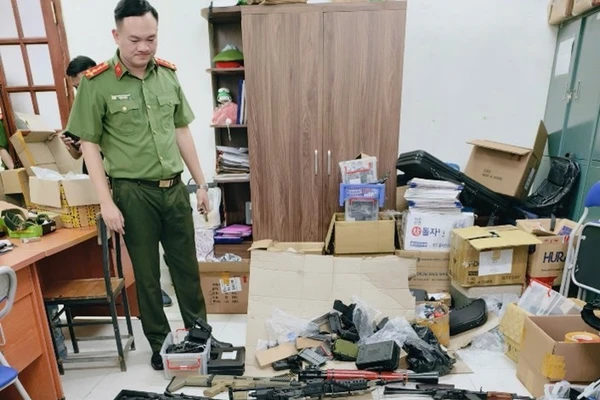 Công an kiểm tra, phát hiện số lượng lớn súng bắn đạn nhựa, bi sắt.