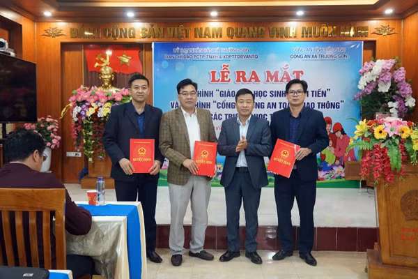 Ông Giáp Văn Đồng - Phó Chủ tịch UBND xã Trường Sơn trao quyết định về mô hình cho các trường học.